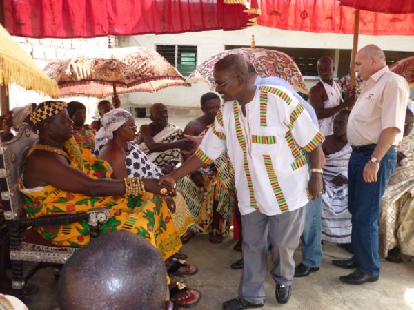 Salut traditionnel au chef Nana Afoakwa Frimpong