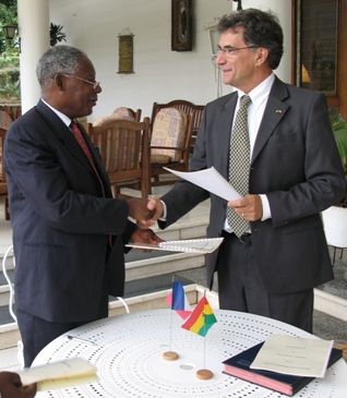 Le Recteur de l'Universit et l'Ambassadeur de France