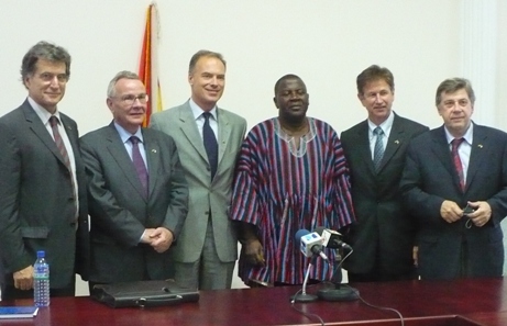 Les députés, le vice-président du Ghana et l'ambassadeur de France
